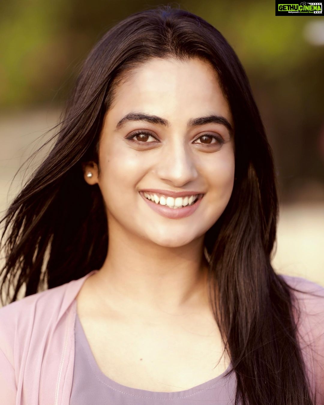 Namitha Pramod Instagram - ഒരു ഫോട്ടോ ഒരുപാട് സന്തോഷം ♥️ Chin up,Chin down,shoulder down !!! Smileeeeeeeeeeeeeeeeeeee😬😬😬😬 Captured by : @sreeraj_capture #inbetweenshoot #picoftheday #photography #smile #happiness #trending