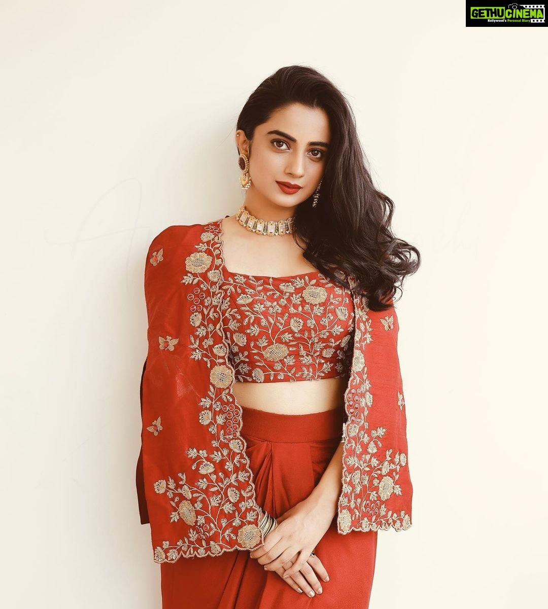 Namitha Pramod Instagram - ✨ Captured by: @avinashchoochiphotography Styled by : @rashmimuraleedharan MUA : @amal_ajithkumar Wearing: @thunnal Jewellery: @antegra_diaries