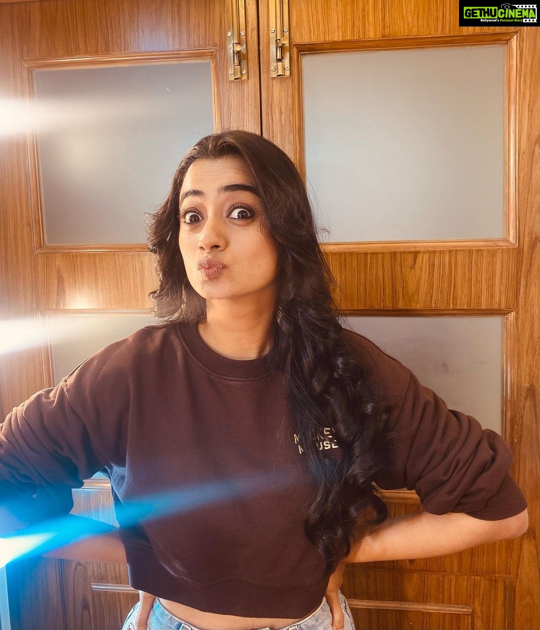 Namitha Pramod Instagram - VANITY VAN SCENES ! That weirdo doing a pose☠️ Hairdo for a salwar becomes the one strange style for my sweatshirt 🥲 That typical pout ,showering utmost cuteness(faking)before the shoot begins 😝