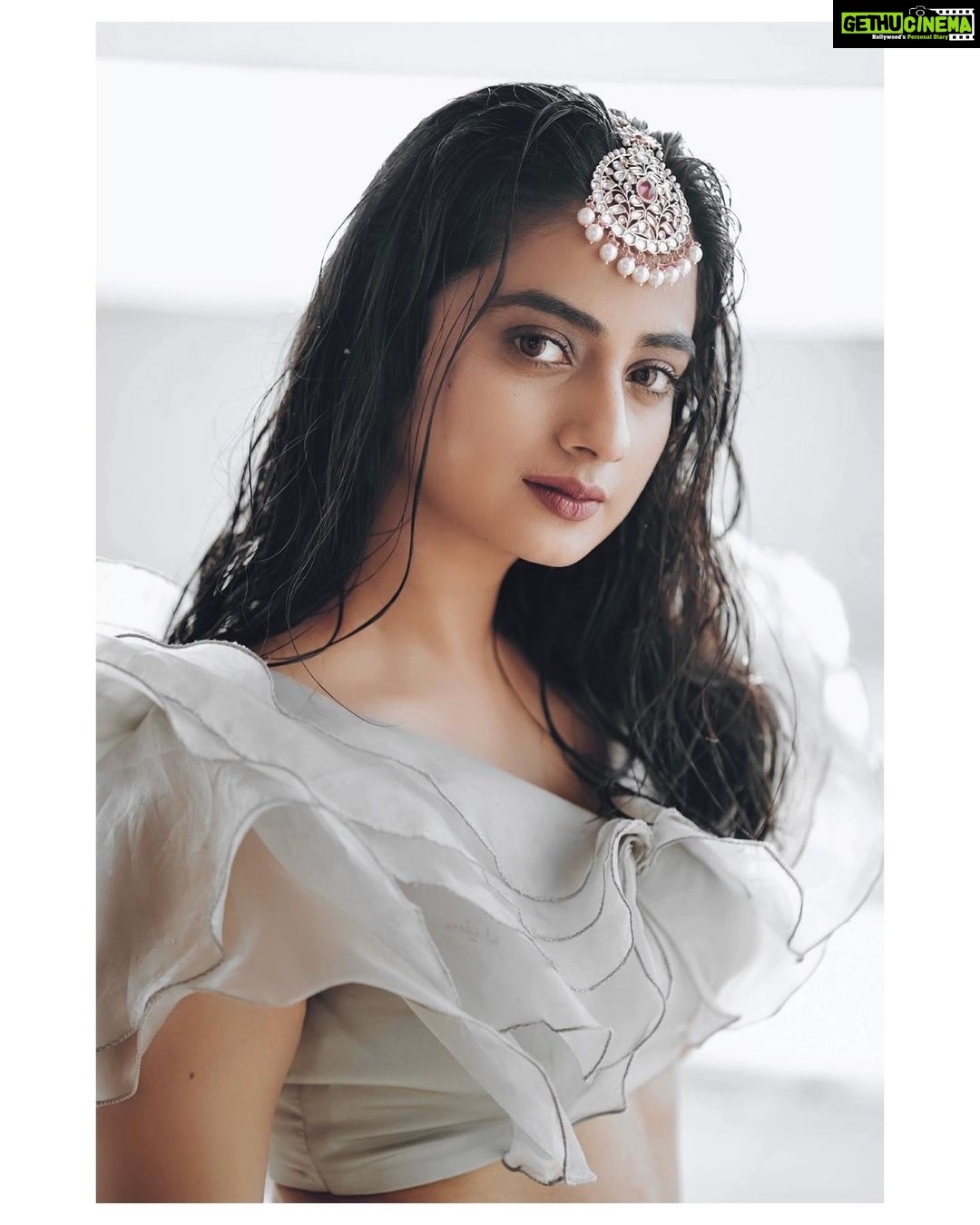 Namitha Pramod Instagram - Hawa ke jhonke aaj mausamon se rooth gaye Gulon ki shokhiyaan jo bhanwre aake loot gaye ✨ Photography: @jeesjohnphotography Styled by : @aayishanadhirshahh MUA : @samson_lei Wearing: @fatiz_bridal_emporio Jewellery: @kushalsfashionjewellery