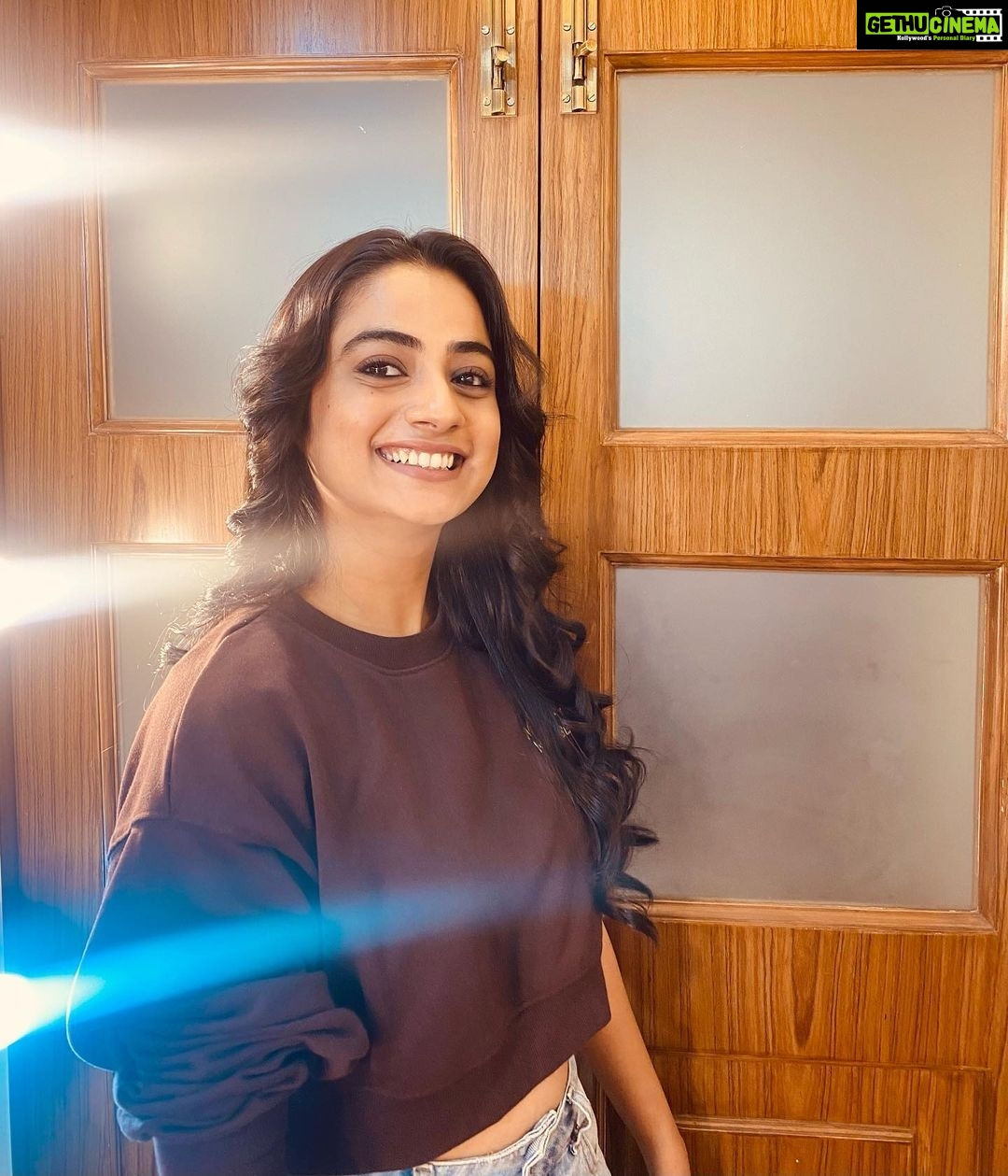 Namitha Pramod Instagram - VANITY VAN SCENES ! That weirdo doing a pose☠️ Hairdo for a salwar becomes the one strange style for my sweatshirt 🥲 That typical pout ,showering utmost cuteness(faking)before the shoot begins 😝