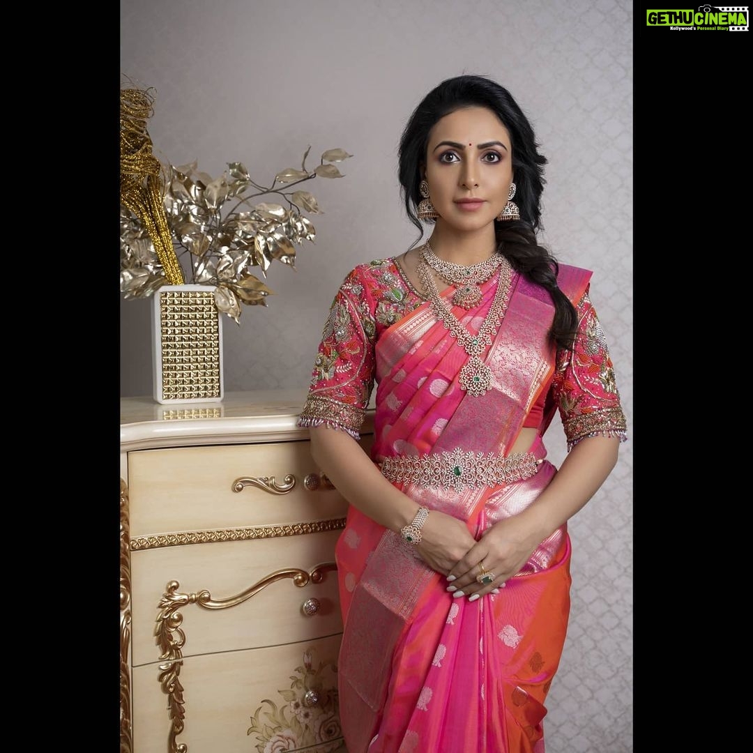 Nandini Rai Instagram - Love make life beautiful..... Coustume : @rohisboutique9 Jewelry : @mangatraineeraj Photography : @nikkhil_bareli Styling : @fashionartisto Makeup : @blushmakeupmagician Hair : @srinu_hairstylist #wedding #lookoftheday #jewelry #hair