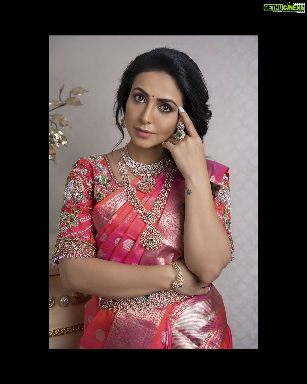 Nandini Rai Instagram - If you have only one smile in you, give it to the people you love.” Coustume : @rohisboutique9 Jewelry : @mangatraineeraj Photography : @nikkhil_bareli Styling : @fashionartisto Makeup : @blushmakeupmagician Hair : @srinu_hairstylist #smile #thinkpositive #love #ootd