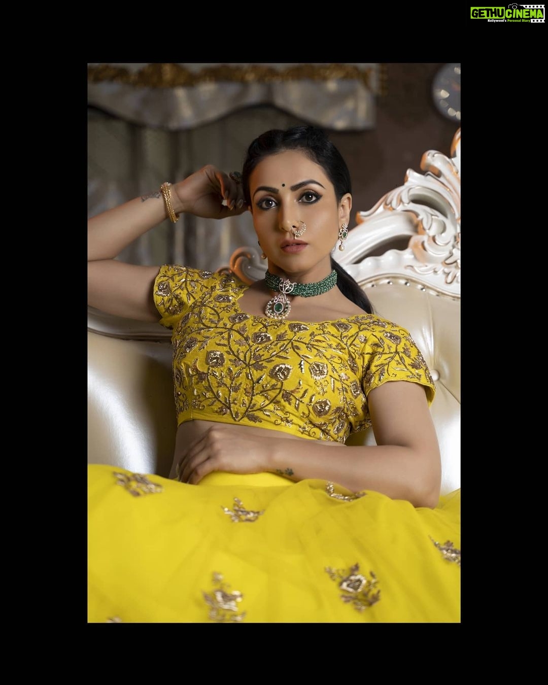 Nandini Rai Instagram - Nothing is more powerful than custom or habit. Coustume : @rohisboutique9 Jewelry : @mangatraineeraj Photography : @nikkhil_bareli Styling : @fashionartisto Makeup : @blushmakeupmagician Hair : @srinu_hairstylist #yellow #photooftheday #jewellery #tbt