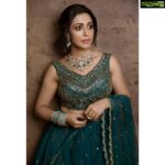 Nandini Rai Instagram - Turn your face toward the sun and the shadows fall behind you.” Photography : @nikkhil_bareli Hair&makeup :@purplesmakeupstudio Jewellery :@kalasha_finejewels Costume : @arka_by_divya_kanigalupula styled: @sushmitha_bommidi Assisted by :@kategaru_bhavana #morningmotivation #green #photoshoot #jewellery #love