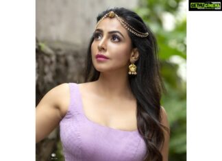 Nandini Rai Instagram - When you change the way you look at things, the things you look at change Photography : @chinthuu_klicks Makeup: @nookesh.malla Hair:@gsriramkrishna_hair_stylist styled: @sushmitha_bommidi #change #saree #styleoftheday #hairstylist
