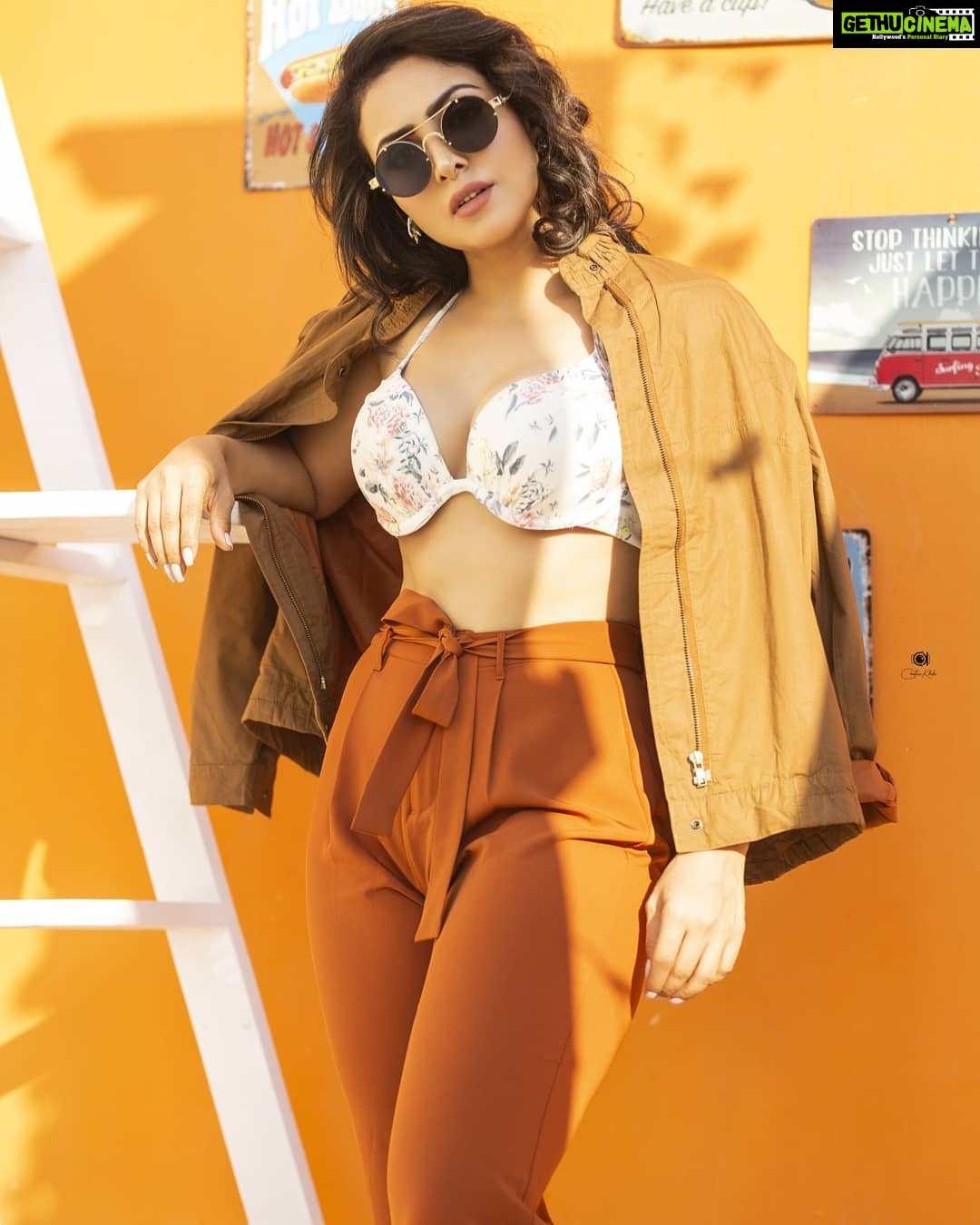 Nandini Rai Instagram - There are only two ways to live your life. One is as though nothing is a miracle. The other is as though everything is a miracle.” #modellife #goodmorning #glasses #lookoftheday #pictureoftheday
