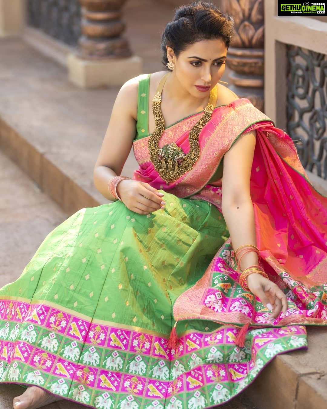Nandini Rai Instagram - A saree never tells you to fit in, it makes you stand out.πππ Photo click : @chinthuu_klicks Jewellery : @pmj_jewels Makeup: @deepikakarnanimakeovers styled: @sushmitha_bommidi Assisted by :@hamitha_dekka Location : @themayabazar #sareelove #trending #loveyourself #smiles #happiness