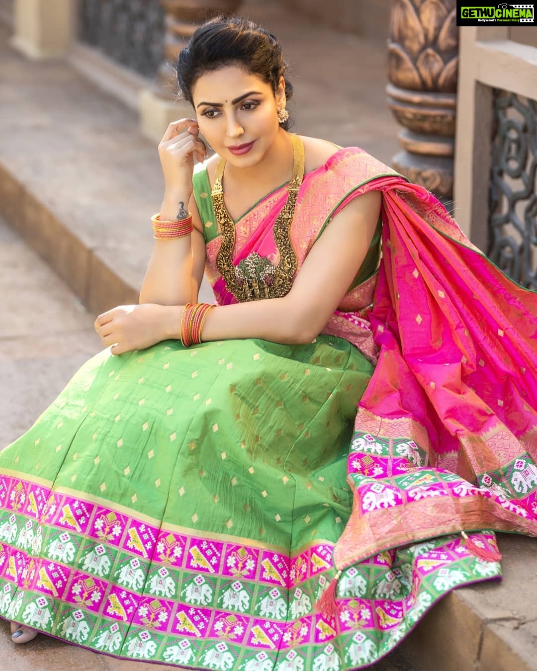 Nandini Rai Instagram - Swag in langa voni... Photo click : @chinthuu_klicks Jewellery : @pmj_jewels Makeup: @deepikakarnanimakeovers styled: @sushmitha_bommidi Assisted by :@hamitha_dekka Location : @themayabazar #langavoni #jewelry #makeup #hairstyle #traditional