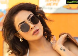 Nandini Rai Instagram - Attitude makes the difference..... Outfit: @hm Photo click : @chinthuu_klicks Makeup: @deepikakarnanimakeovers styled: @sushmitha_bommidi Assisted by :@hamitha_dekka Location : @themayabazar #westernwear #actress #tollywood #kollywood #style