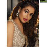Nandini Rai Instagram - You get in life what you have the courage to ask for. Coustme : @neerusindia Photo click : @chinthuu_klicks Makeup: @nookesh.malla, Hair stylist : @hairstylistravi Place : @prismhyderabad Jewellery : @sitarajewellery #traditional #hairstyle #eyebrows #outfitpost #me Prism Club and Kitchen