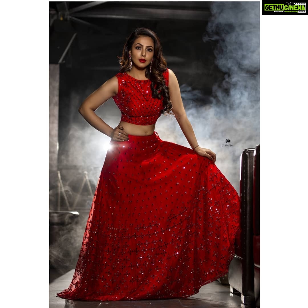 Nandini Rai Instagram - Be a sunshine 🌞 Coustme : @neerusindia Photo click : @chinthuu_klicks Makeup: @nookesh.malla, Hair stylist : @hairstylistravi Place : @prismhyderabad Jewellery : @sitarajewellery #red #girls #outfitoftheday #jewelry #smile #love Prism Club and Kitchen