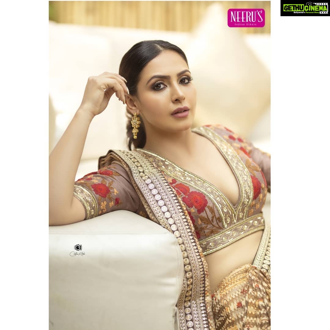 Nandini Rai Instagram - Another feather added to my career as I am happy to be associated with a brand like NEERUS ! Apna Hyderabadi fashion meets apni Hyderabadi girl π Coustme : @neerusindia Photo click : @chinthuu_klicks Makeup: @nookesh.malla, Hair stylist : @prajapathiravi #new #instastyle #outfitoftheday #photography #loved Prism Club and Kitchen