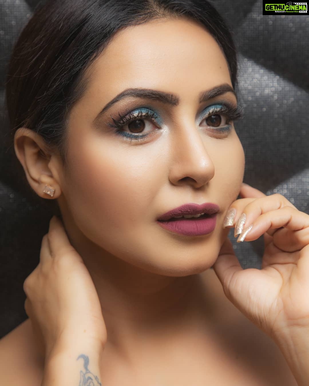 Nandini Rai Instagram - “The most beautiful makeup of a woman is passion. But cosmetics are easier to buy.” New Range Of Eyeshadow palettes from @trysugar has been launched recently and I have done various looks using the 4 eyeshadow palettes which are - 1.FLAWLESS -Warm Neutral Palette 2.WARRIOR -Smokey Palette 3.FANTASY -Mauve Palette 4.FETISH -Nudes Palette #eyeshadowlooks #cosmetics #onlineshopping #eyes