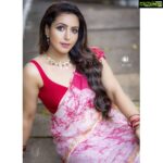 Nandini Rai Instagram – Saree is a power suit. You walk into a room wearing a saree and you know what the men are talking about – it’s a ‘ socio-phyche’ thing. 
Outfit: @fabriclore_estore 
Photo click : @chinthuu_klicks
Jewellery : @kalasha_finejewels
Makeup: @nookesh.malla
Hair stylist : @srinu_hairstylist
Location : @thefotogarage
#saree #jewelry #hairstyle #nature #weekend The Foto Garage