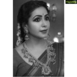 Nandini Rai Instagram - Good, old-fashioned ways keep hearts sweet, heads sane, hands busy. Costume : @unnatisilks Photo click : @chinthuu_klicks Jewellery : @kalasha_finejewels Makeup : @nookesh.malla Hair stylist : @srinu_hairstylist Location : @thefotogarage #blackandwhite #picoftheday #photo #hairstyles #model The Foto Garage