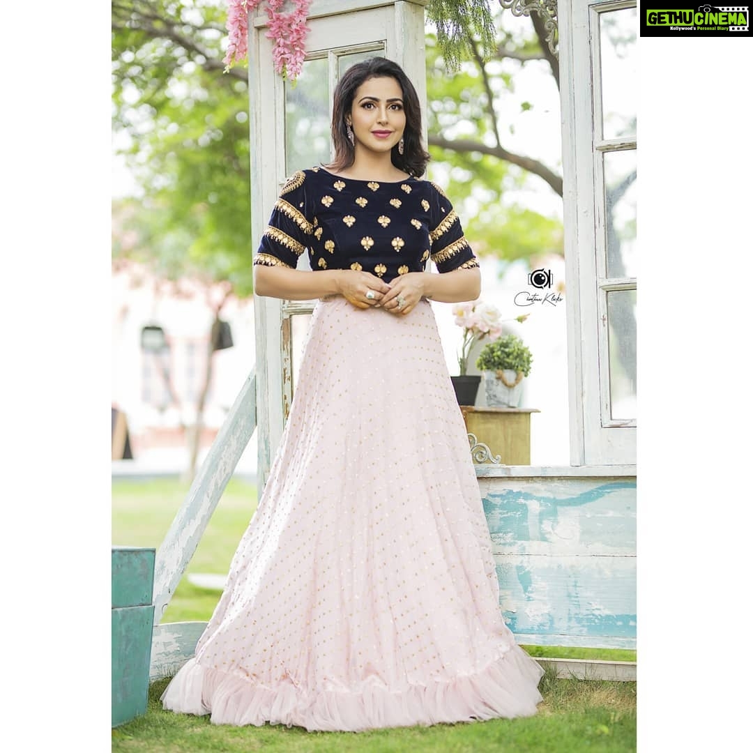 Nandini Rai Instagram - For the feelings attached with collection of my ethnics Costume : @beyou_pooja Photo click : @chinthuu_klicks Makeup: @makeup_by_poornima Hair stylist : @hairologyby_chinna Jewellery : @fashions_of_bhavya Location : @thedramaland #outfitoftheday #picofthedays #instafashion