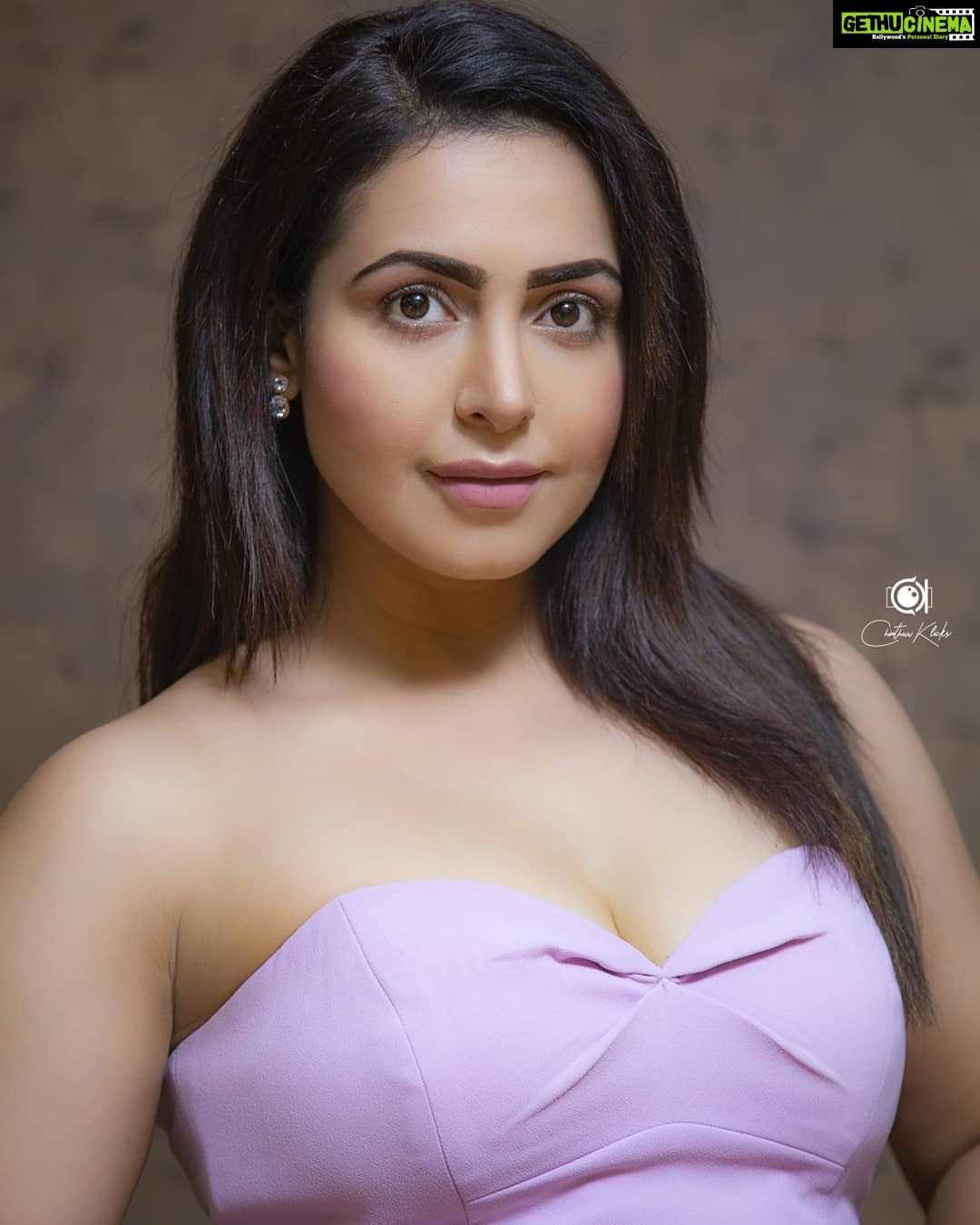 Nandini Rai Instagram - Big journeys begin with small steps Costumes : @forevernew_india Photo click : @chinthuu_klicks Makeup: @makeup_by_poornima Hair stylist : @hairologyby_chinna #onlineshopping #brand #costume