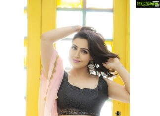 Nandini Rai Instagram - You can have anything you want in life. If you dress for it. Costumes : @crazzy_cutz Photo click : @chinthuu_klicks Makeup: @makeup_by_poornima Hair stylist : @hairologyby_chinna Jewellery : @fashions_of_bhavya Location : @thedramaland #picofthedays #photos #fashionista