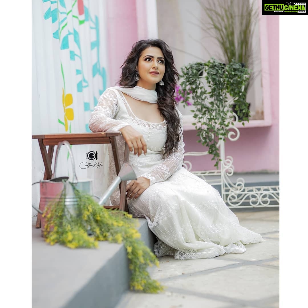 Nandini Rai Instagram - Trandy is the last stage back TACKY Costumes : @crazzy_cutz Photo click : @chinthuu_klicks Makeup: @makeup_by_poornima Hair stylist : @hairologyby_chinna Jewellery : @fashions_of_bhavya Location : @thedramaland #trendy #whited #hairstyles #makeup
