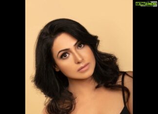 Nandini Rai Instagram - Happy weekend...... Photography : @shareefnandyala Styling : @stylebyshree Makeup: @maskmakeupartist Hair : @hairologyby_chinna #weekend #fashionweek #nandinirai #black