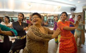 Nandita Das Instagram - Such sad news. Her contribution to Hindi films has been enormous. I had the pleasure of working with Sarojji just once, for a Spanish film. She showered me with so much love that I can never forget her warmth and grace. And what a teacher she was! 🙏 🙏

 #SarojKhan