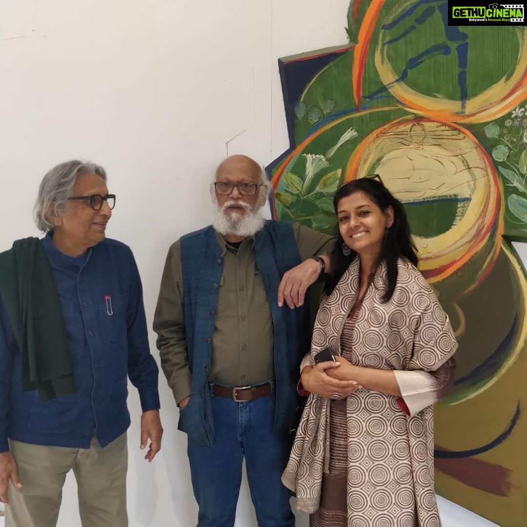 Nandita Das Instagram - With my father and B V Doshi, the great architect - in Ahmedabad at his house and at the mural site where Baba is working.