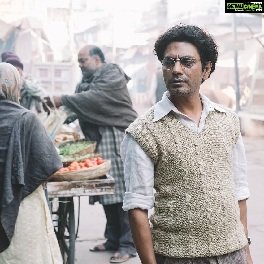 Nandita Das Instagram - While many parts of the country are getting fewer shows than we expected, happy to see @MantoFilm playing on many screens in Gujarat! We recreated Lahore in Vaso, a quaint, beautiful village in #Gujarat. Would like to thank them for having us and I hope they like the film! Photos by @adityavarmaarts