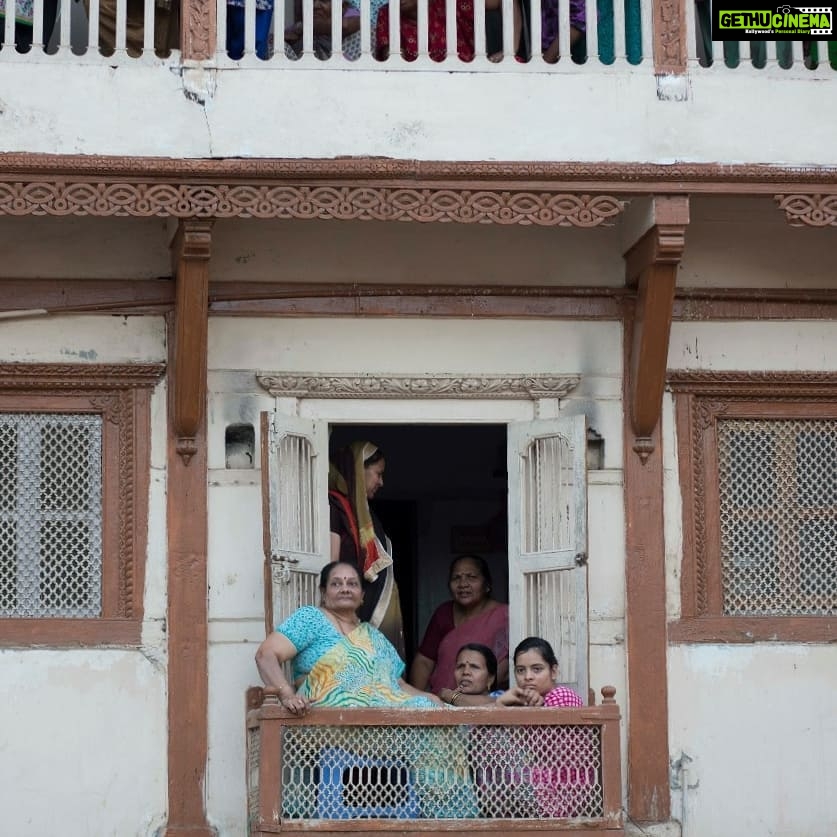 Nandita Das Instagram - While many parts of the country are getting fewer shows than we expected, happy to see @MantoFilm playing on many screens in Gujarat! We recreated Lahore in Vaso, a quaint, beautiful village in #Gujarat. Would like to thank them for having us and I hope they like the film! Photos by @adityavarmaarts