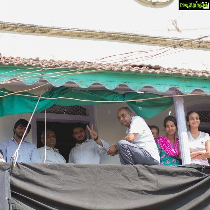Nandita Das Instagram - While many parts of the country are getting fewer shows than we expected, happy to see @MantoFilm playing on many screens in Gujarat! We recreated Lahore in Vaso, a quaint, beautiful village in #Gujarat. Would like to thank them for having us and I hope they like the film! Photos by @adityavarmaarts