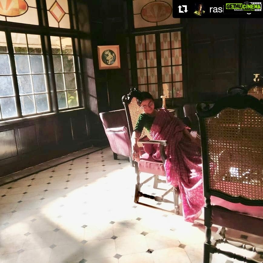 Nandita Das Instagram - Screen pe itni jaagi ki offscreen so gayi! #Repost @rasikadugal (@get_repost) ・・・ Safia so gayee 😂......#inbetweenshots #makingofmanto #Manto #Safia #Mantoiyat @mantofilm @nanditadasofficial @nawazuddin._siddiqui @viacom18motionpictures