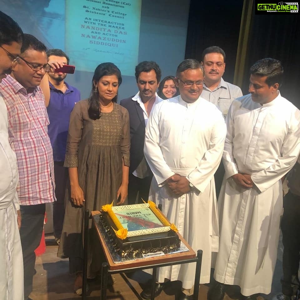 Nandita Das Instagram - Packed hall for @mantofilm at St. Xavier's Kolkata. @nawazuddin._siddiqui ke diwane who now want to see their Gaitonde as #Manto. They even got a Manto cake!! Thank you, Kolkata! @viacom18motionpictures @hp_india #FilmStoc #MagicIfFilms @rasikadugal @tahirrajbhasin