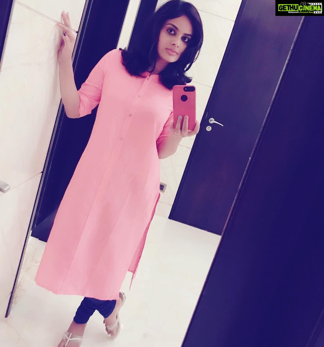 Nandita Swetha Instagram - Loved my look❤️ Wearing a pink kurti n matched it with blue leggin. So how can I forget to take a selfie❤️