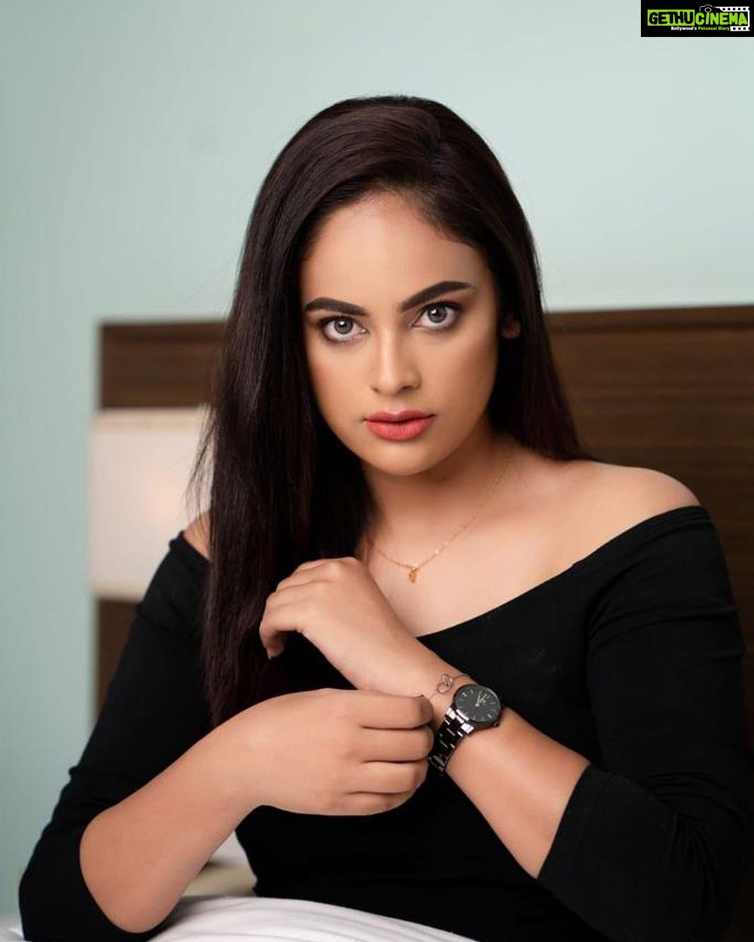 Nandita Swetha Instagram - Celebrate this Black Friday with @danielwellington and get up to 50% discount on plenty of items, limited availability and dont miss out on their 48h deals 😱🖤 Add my discount code NANDITA to save another 15% off on your purchase 😍 Offer valid till stock lasts 🎁 #DanielWellington #ad