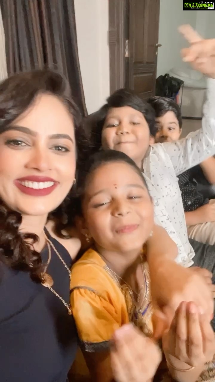 Nandita Swetha Instagram - Naughties in one frameπππ . . #reel #instareel #oneframe #cuties #kids #shoot #click #instagram #video #instavideo #chennai #actress #abhiyumnanum #guestrole #tamil #tamilserial #suntv #curlyhair #kids #tfi #actor #south #actorlife #funtime
