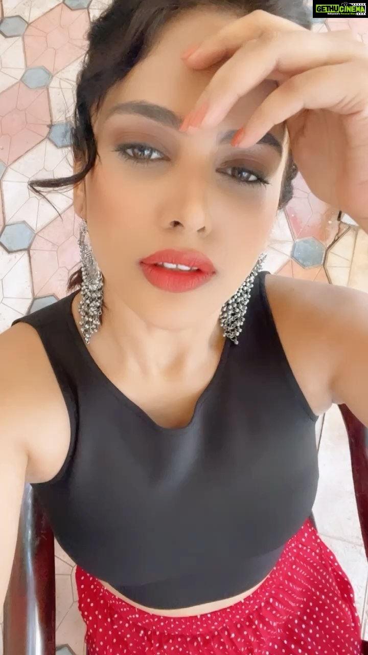 Nandita Swetha Instagram - Red & Red ❤️❤️ . . #kannadasong #duet #song #kannada #kannadathi #reel #instareel #instagram #instavideo #instakannada #instalike #instagramhub #instagramreels #actress #nandita #tfi #makeup #chennai #hyderabad #skirt #black #croptop