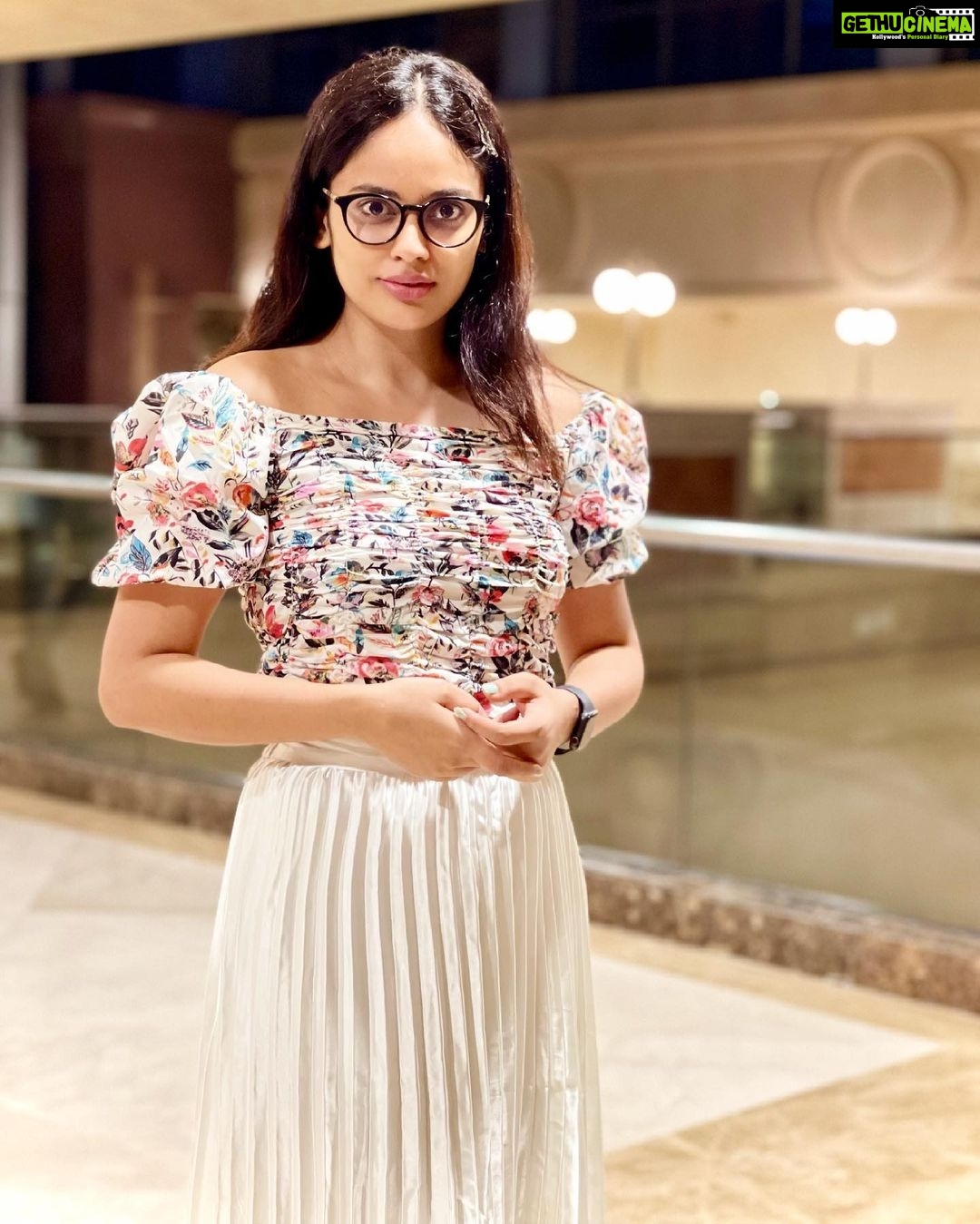 Nandita Swetha Instagram - Hola 👋 . . Wearing @myntra . Eyewear @burberry . #instapic #skirt #halfshoulder #sunglass #powerglasses #nomakeup #throwback #bangaloredays #floral #actress #tfi