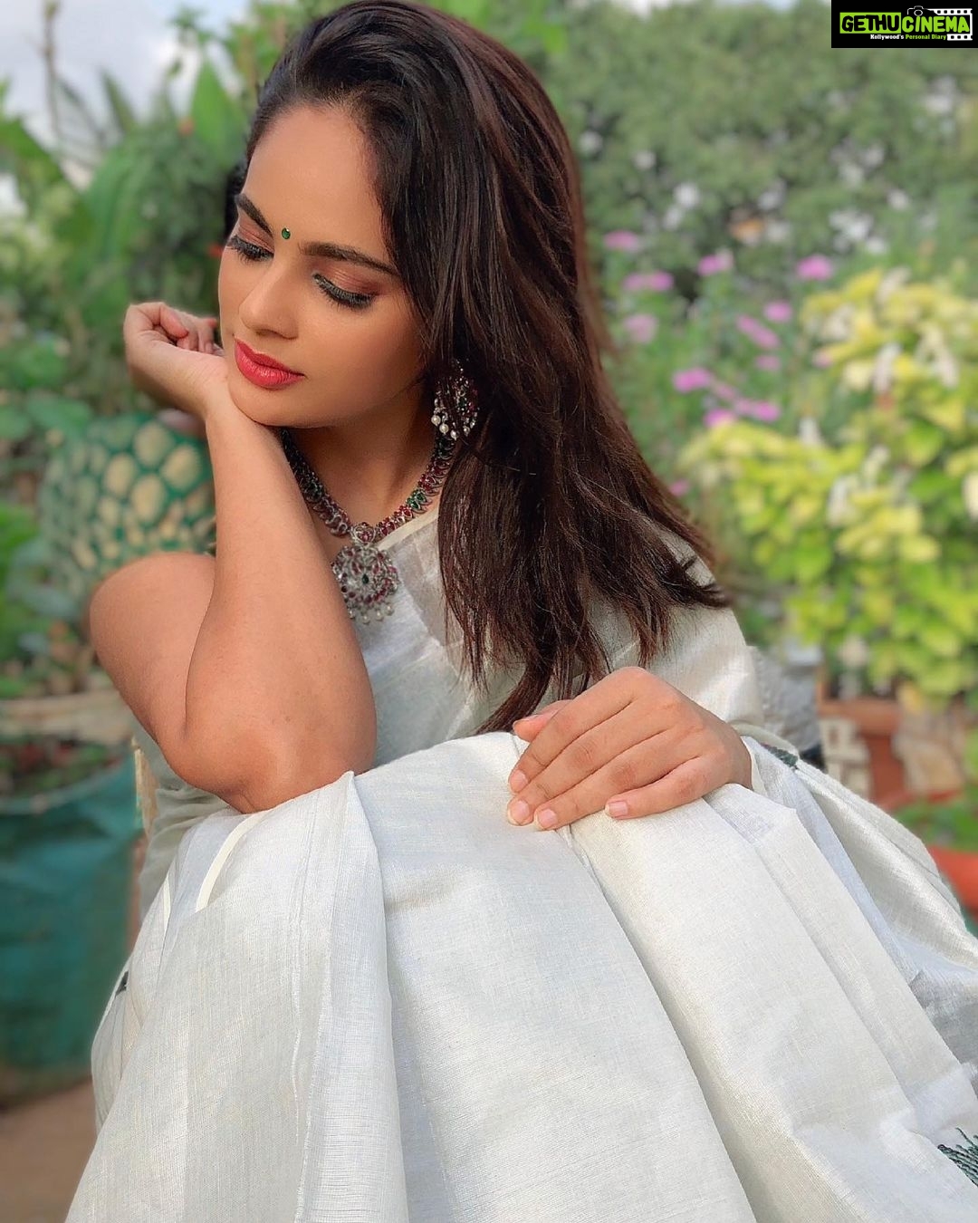 Nandita Swetha Instagram - Who’s fav is white? Wearing @ar_handlooms_kuthampully . #saree #traditional #homely #green #sareelove #sareelover #sareedraping #sareestyle #nandita #tfi #actress #nanditaactress #south #staysafe #stayhome #stayhomestaysafe #staystrong #stayhealthy