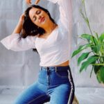 Nandita Swetha Instagram - This senorita needs a maragarita🍷 . . @apple #iphone12promax click . Edited by @nanditaswethaa . . #croptop #white #jeans #goldenhours #smile #click #tfi #south #nandita #nanditaswetha #pinklipstick #instagram #insta #instapic