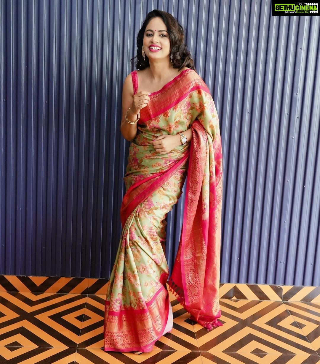 Nandita Swetha Instagram - Happy Sunday folks . . Saree from @brandmandir . Clicked by @artistrybuzz_ . #saree #clikc #event #floral #instapic #instagram #sareelove #sareedraping #sareelovers #sareeblouse #homely #southindian #traditional #nanditaswetha #nanditasaree #tfi #south #southactress #actorslife