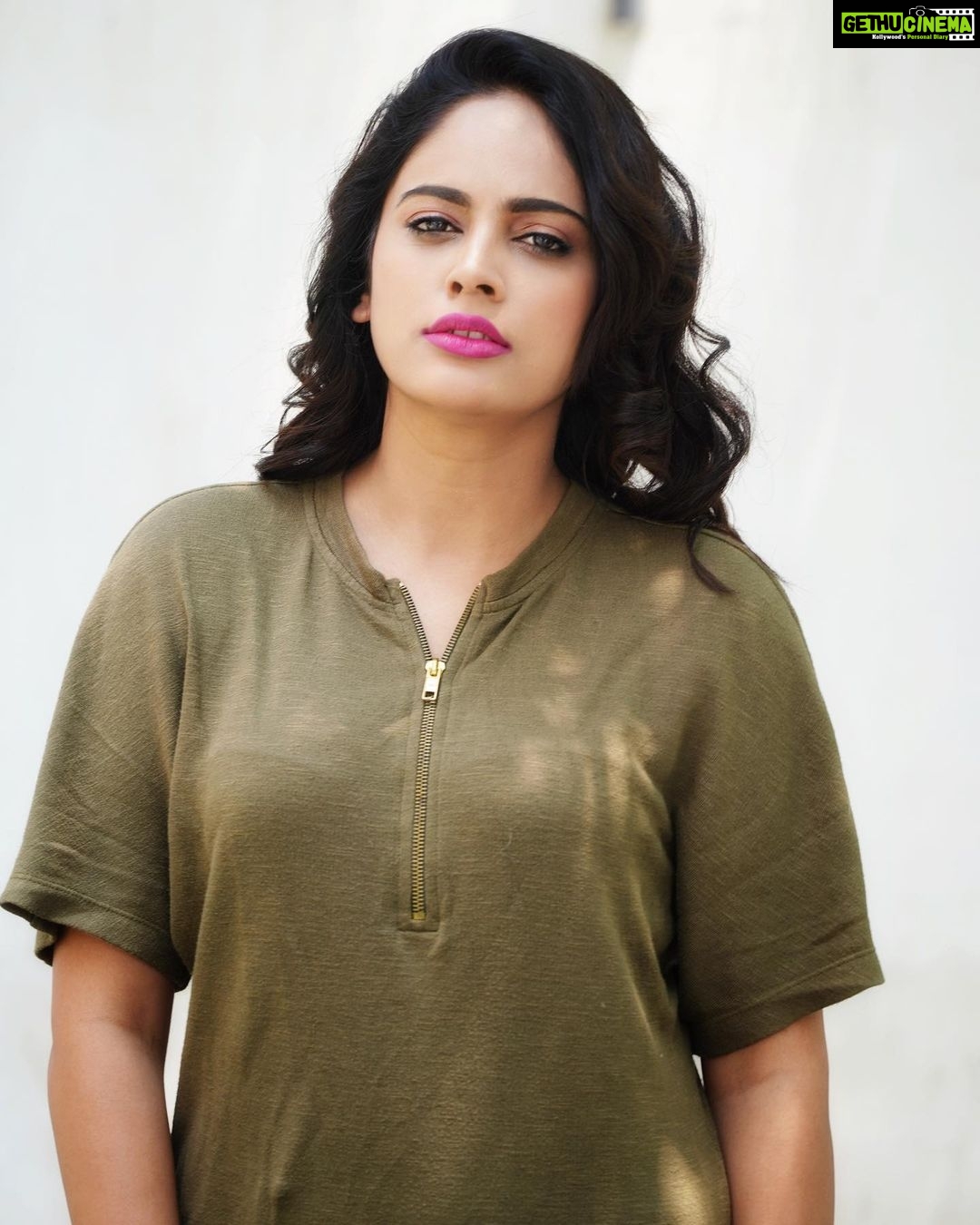 Nandita Swetha Instagram - I kept it very casual since i travelled in the morning ❤️❤️❤️ . #airportlook #green #casuals #pinklips #lipstick #hyderabad #curlyhair #shorthair #instapic #instagrammer #instalove #nanditaswetha #tfi #south #hashtags