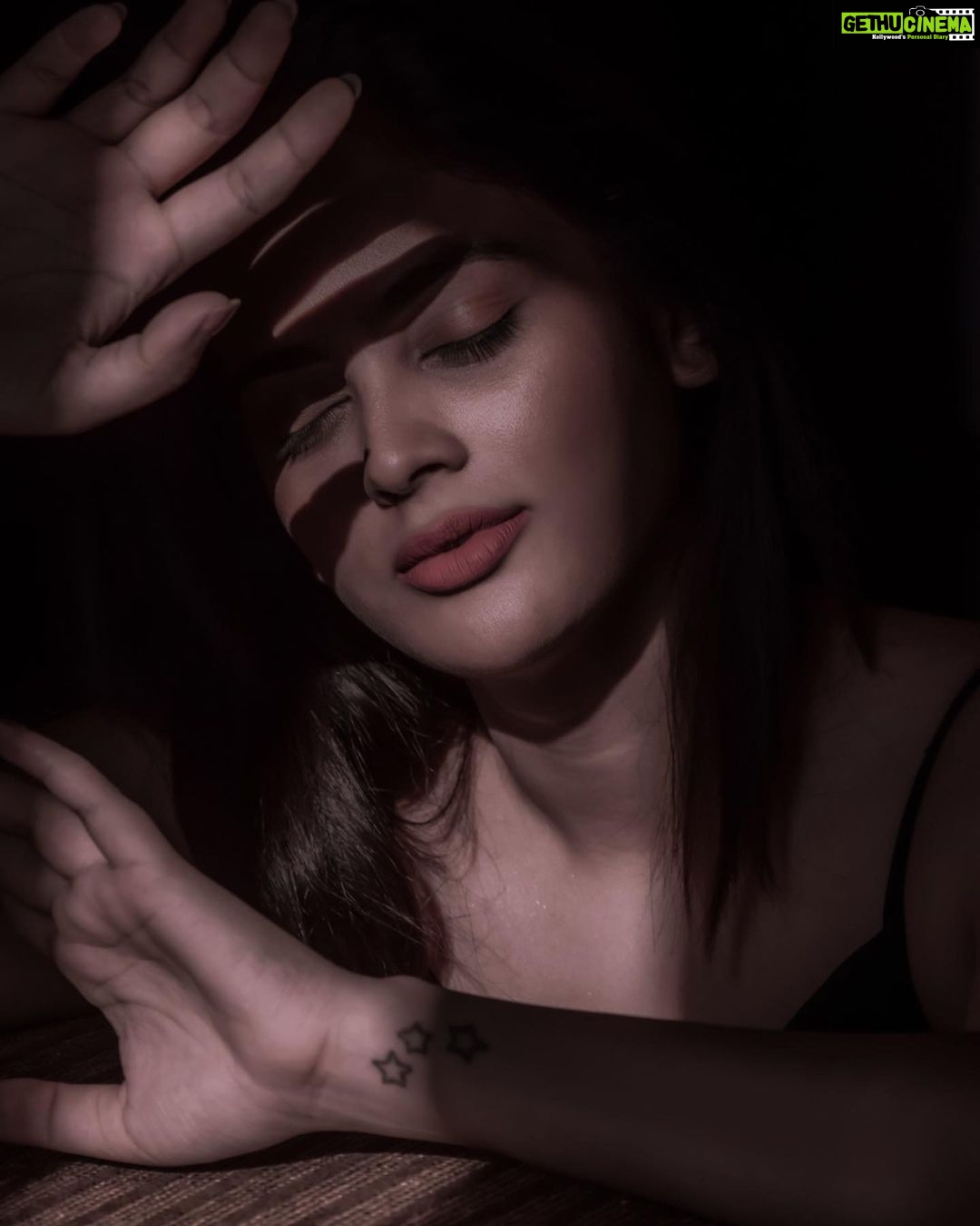 Nandita Swetha Instagram - #clicked by @irst_photography . #b&w #click #pic #photography #photoshoot #photo #tfi #nanditaswetha #mirrorclick #chennai #jumpsuit #morningvibes #instapic #instagram #instadaily
