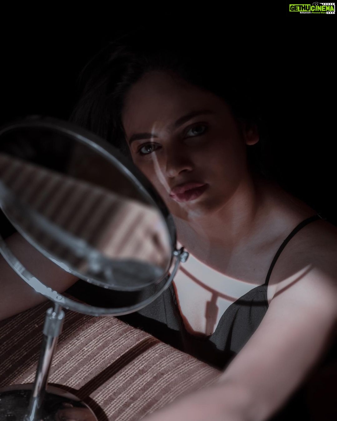 Nandita Swetha Instagram - I SEE YOU . #clicked by @irst_photography . #b&w #click #pic #photography #photoshoot #photo #tfi #nanditaswetha #mirrorclick #chennai #jumpsuit #morningvibes #instapic #instagram #instadaily