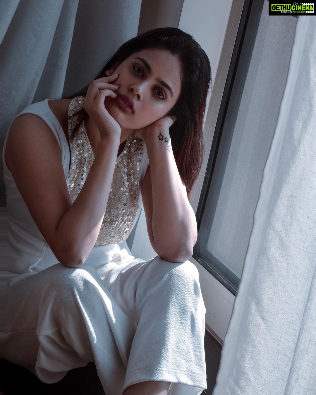 Nandita Swetha Instagram - Hello Alll👋👋 . . Clicked by my fav @irst_photography 📸📸 Jumpsuit from @mynykaa . Location - @itcgrandchola . #shoot #click #morning #sunraise #click #pose #photo #photography #photoshoot #jumpsuit #straighthair #hudabeauty #contactlenses #poser #actor #south #chennai #event #morningclick #tfi #nanditaswetha #instapic #instaclick #instagrammer #instagram