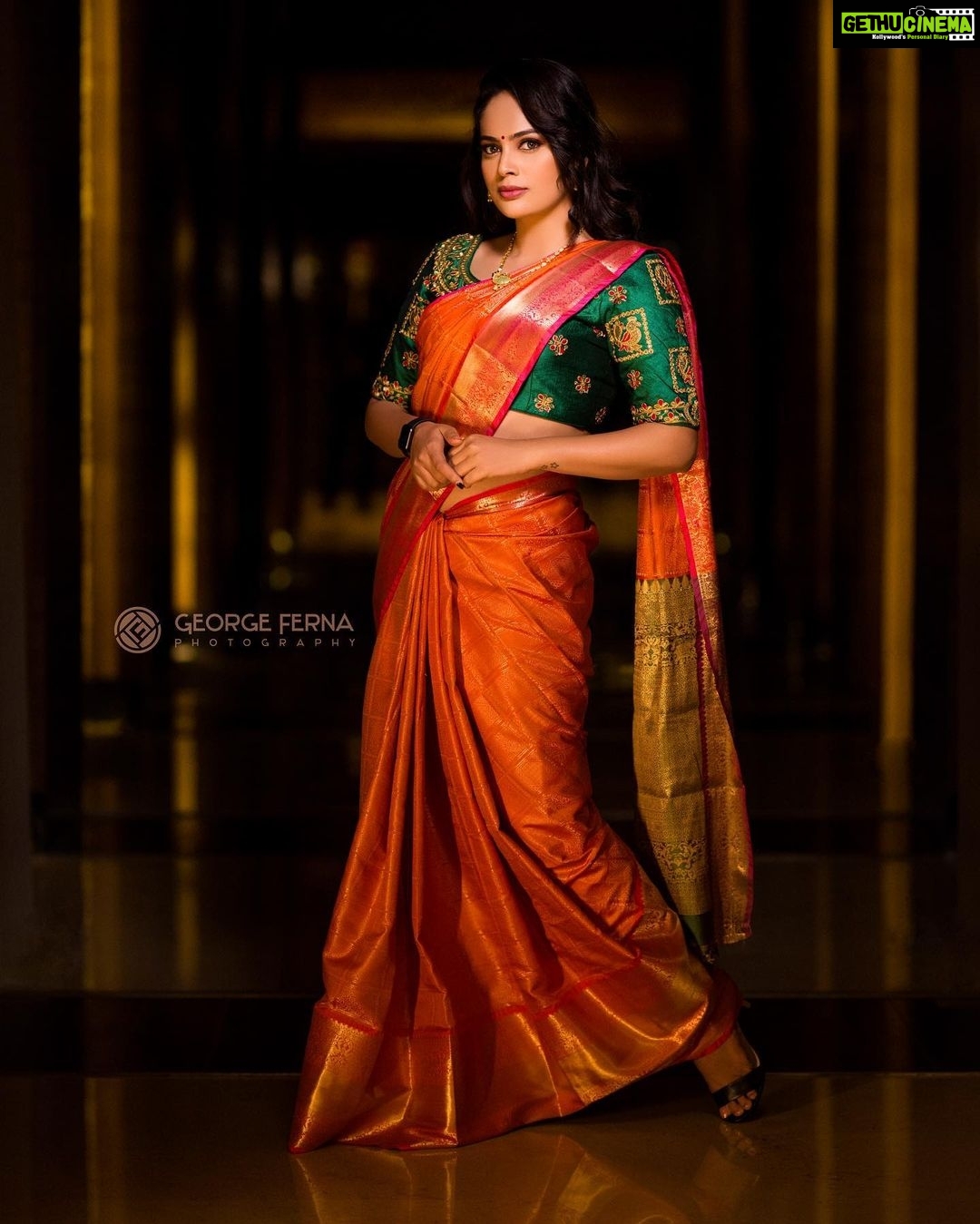 Nandita Swetha Instagram - First time in π orange-) . The lovleg green blouse & Orange saree from @pretty_fashion_wardrobe . Accessories by @ . Organised by : @wedding.destination.chennai Mua : @laavi_me & Team πππ Photography : @george_ferna_photography π·π· . #shoot #click #pic #picoftheday #poser #actress #sareelook #orangesaree #blousedesign #curlyhair #event #promotion #southactress #tfi #nanditaswetha #nanditaswethahomely #nanditaswethasaree #fashion #south #homely #instapic #instagram #instagrammer ITC Grand Chola, Chennai