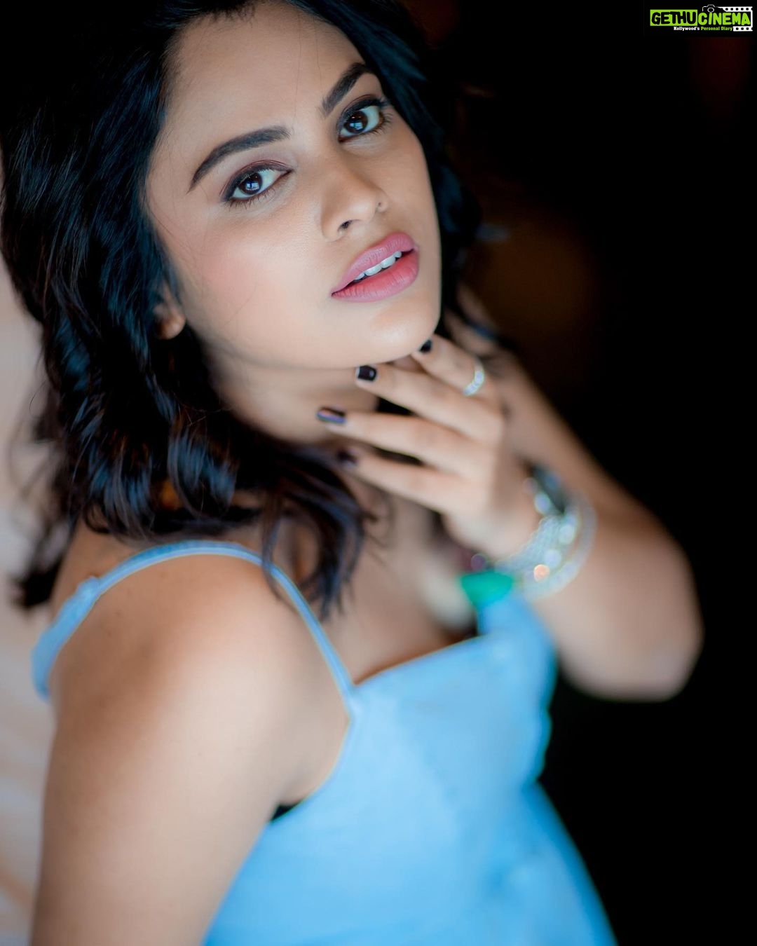 Nandita Swetha Instagram - I don’t own anything in this world except myself . . @camerasenthil #click #pic #photo #closeup #curlyhair #promotiontime #poser #actor #instagrammer #instapic #instagram #instagood #instamood #tfi #nanditaswetha