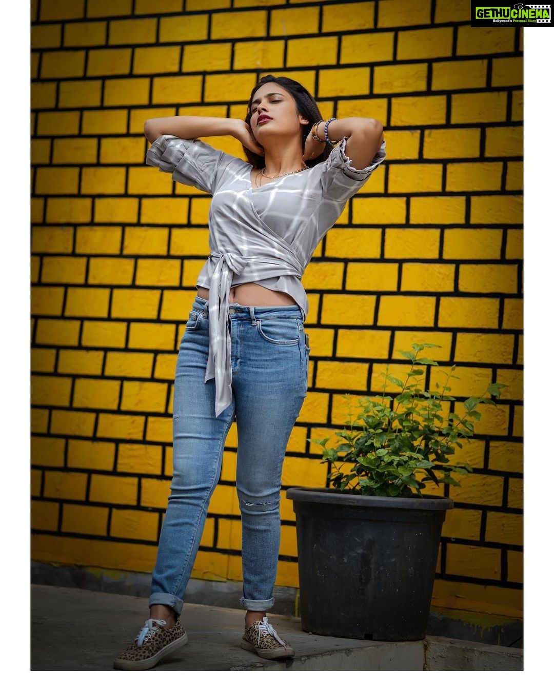 Nandita Swetha Instagram - ๐ธ๐ธ๐ธ @nagraphyofficial Outfit - @zara Sneakers- @hm Location - #kshathriyahotel Makeup by @makeupsiva Hair @vadhuvumakeupstudio . #casuals #promotion #click #photography #outdoor #instapic #instagram #tfi #telugucinema #hyderabad #movierelease #picture #instagrammer #influencer #poser #socialmedia #instagood #nanditaswetha #lookbook #hashtag