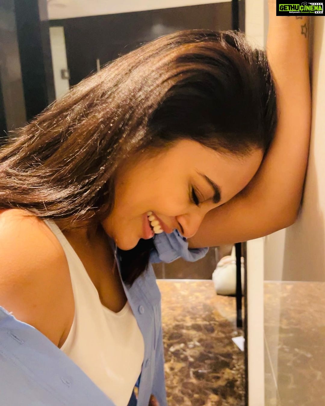 Nandita Swetha Instagram - ‘Endless laughing theory’ . . Clicked by @mounagummadi 😘😘😘 . #smile #laugh #laughing #laughoutloud #actress #outfittrial #lookbook #shootlife #click #pose #candid #instapic #instagram #instagood #instadaily #instalike #instagrammer #hyderbad #south #poses #tfi #nanditaswetha #blueshirt