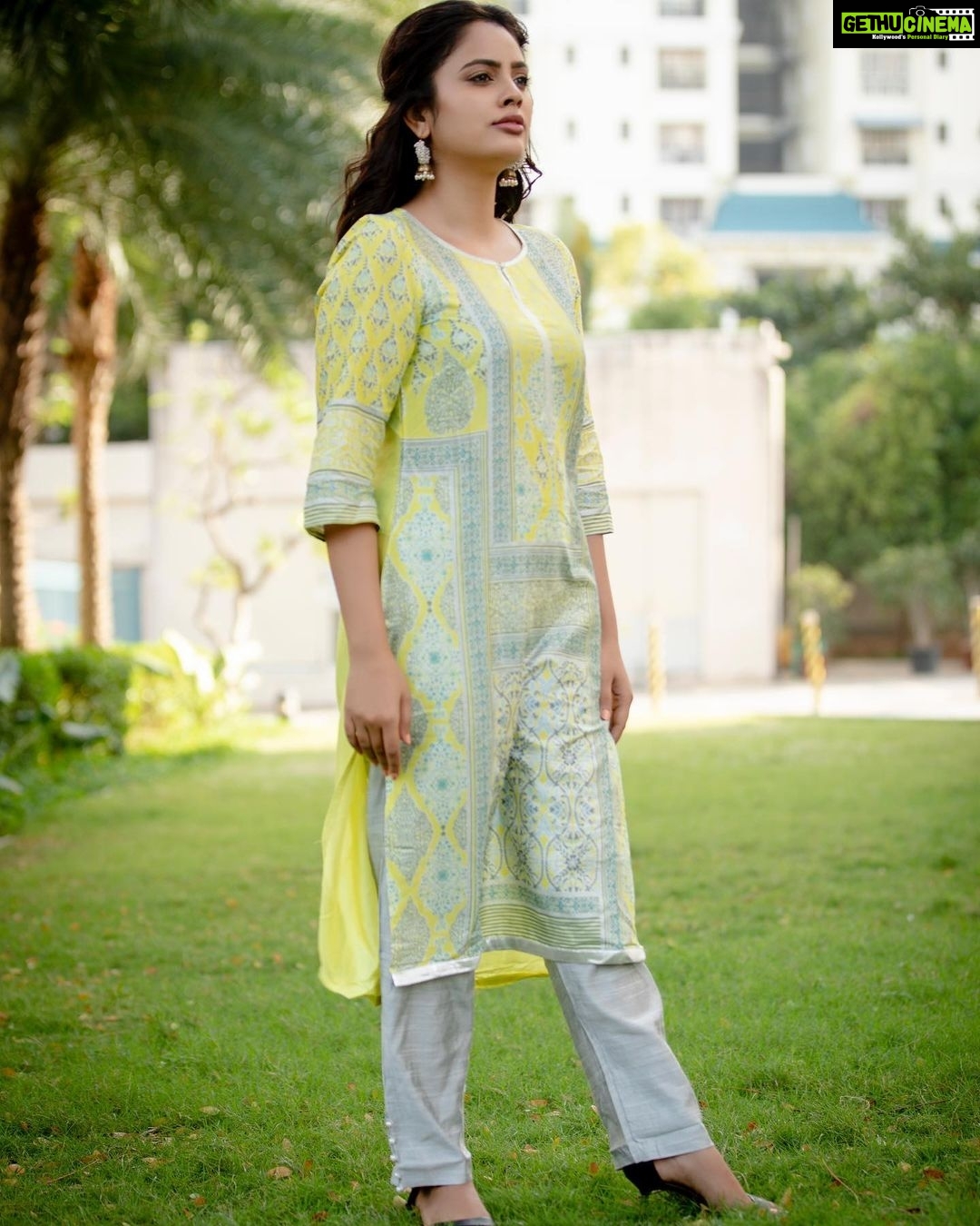Nandita Swetha Instagram - ‘Looking forward to the brighter side of my life’ Becz I deserve it🦋🦋 . . Clicked by @kiransaphotography . . #homely #look #actor #poser #instagrammer #kurti #green #love #south #chennai #tamilactress #instapic #instagram #instadaily #curlyhair #shorthair #makeup #photographer #outdoorphotography #nanditaswetha