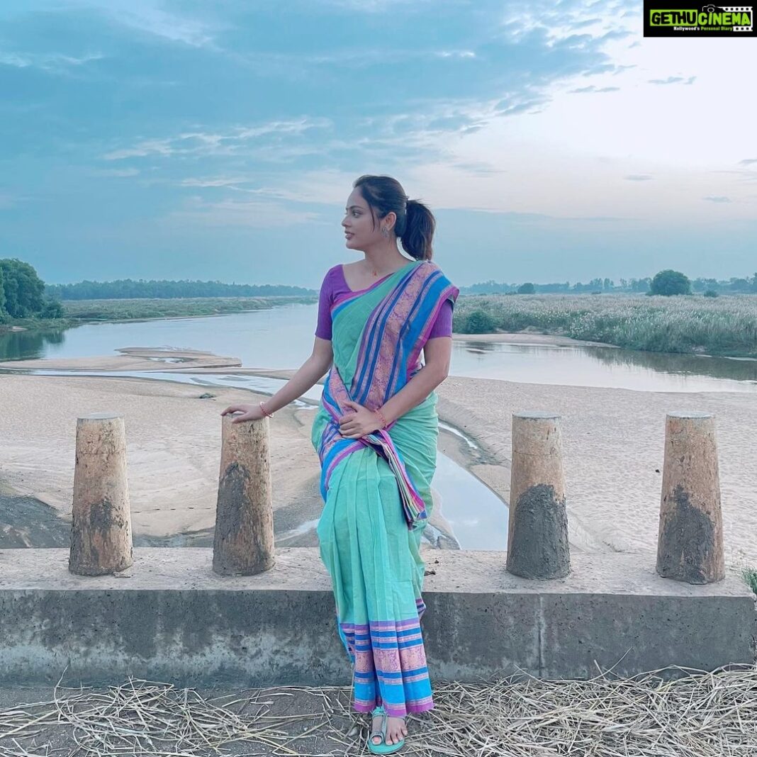 Nandita Swetha Instagram - Dear Baby Girl, ‘Time heals Everything You get wat you deserve’ . Saree from @andal_weaves . Location- #somewhereonearth . . #saree #sareelove #myself #peace #ponytail #look #nature #corronsaree #sky #bluesky #instapic #instagram #instagood #instagrammer #instaphoto #south